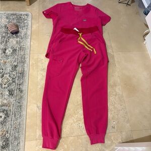 Figs Women's Shocking Pink Jogger Scrub Set